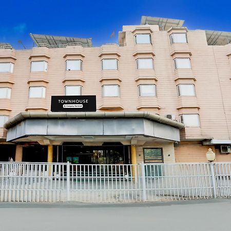 Super Townhouse Padav Square Gwalior Formerly Hotel Shelter מראה חיצוני תמונה