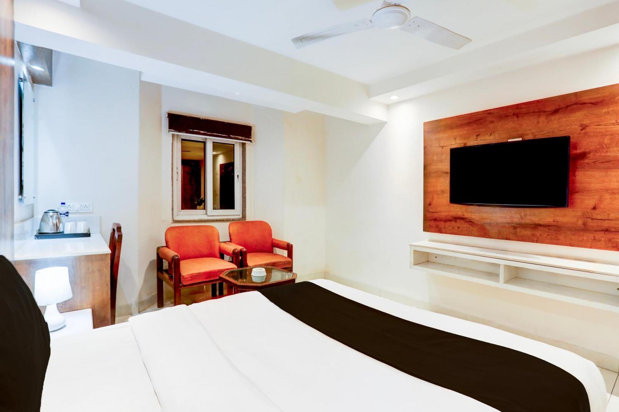 Super Townhouse Padav Square Gwalior Formerly Hotel Shelter מראה חיצוני תמונה