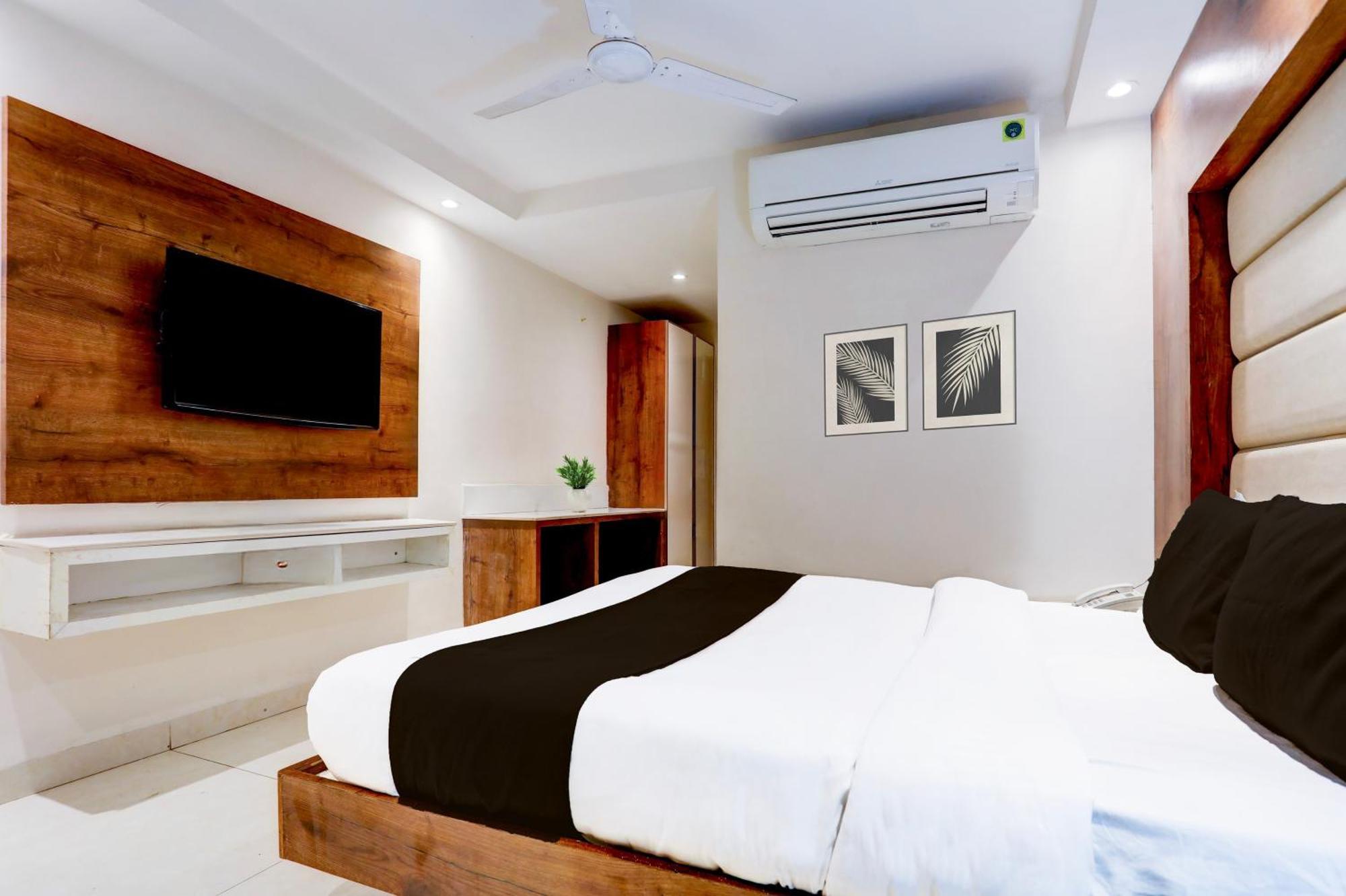 Super Townhouse Padav Square Gwalior Formerly Hotel Shelter מראה חיצוני תמונה