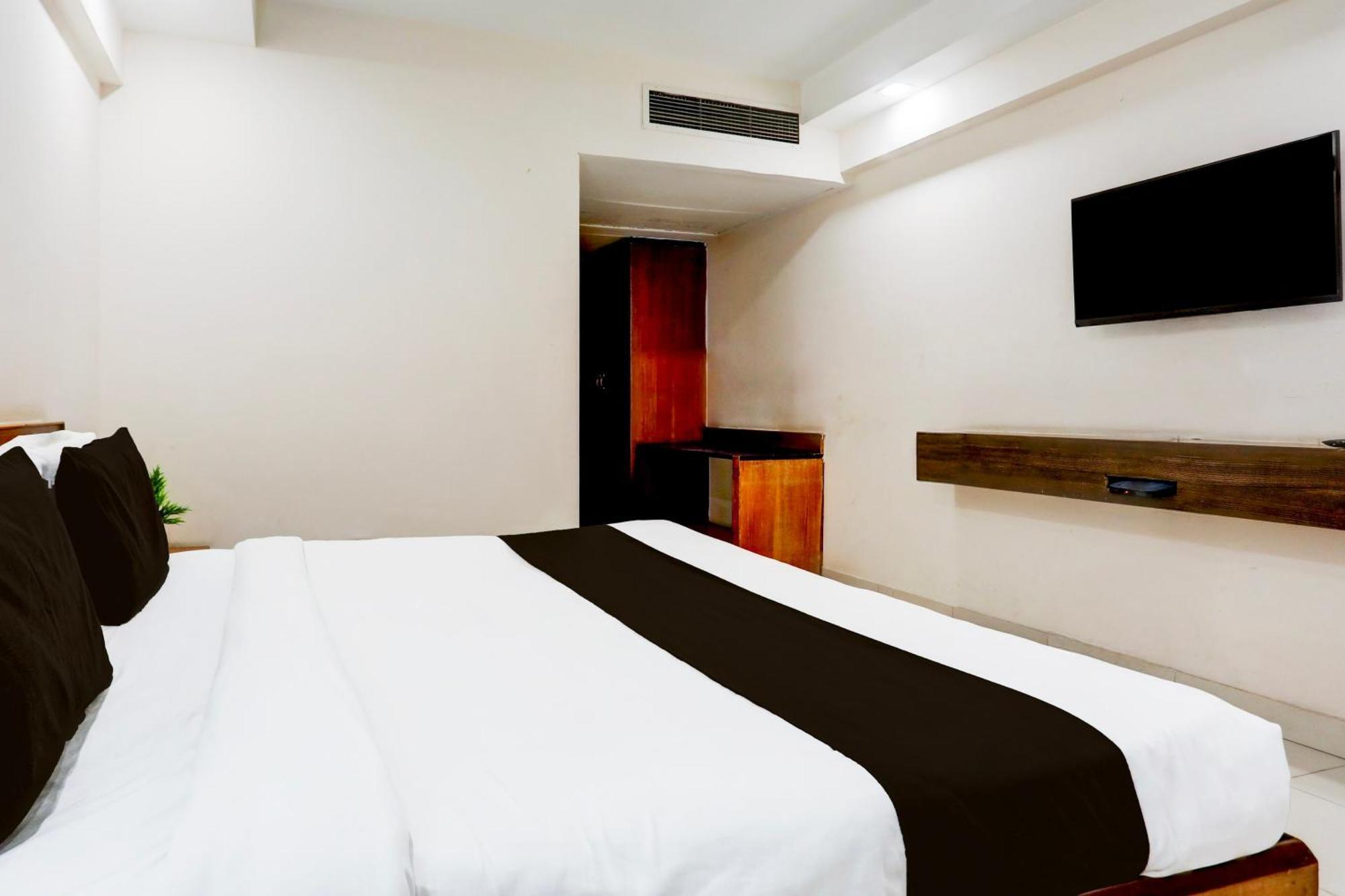Super Townhouse Padav Square Gwalior Formerly Hotel Shelter מראה חיצוני תמונה