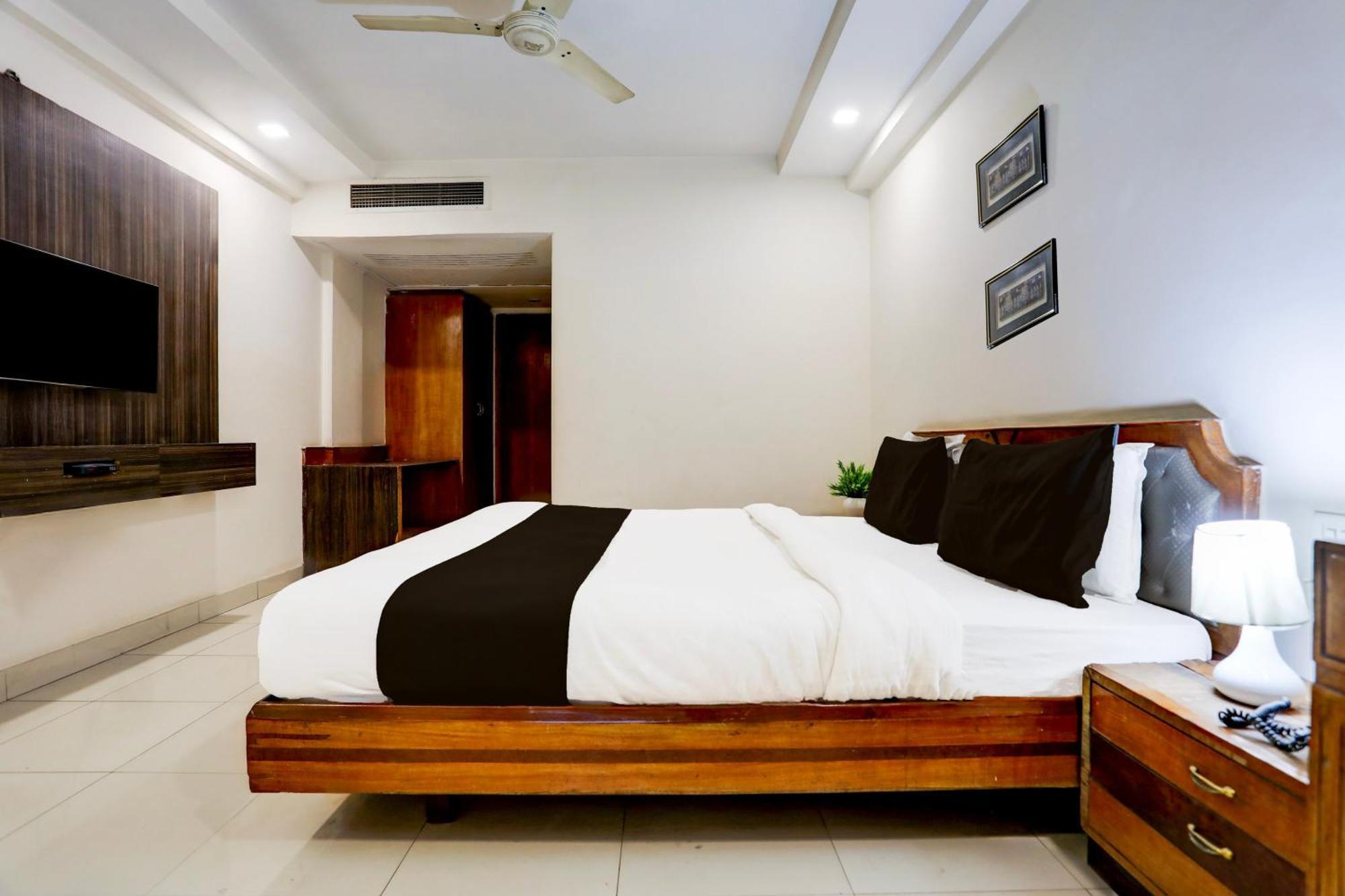 Super Townhouse Padav Square Gwalior Formerly Hotel Shelter מראה חיצוני תמונה