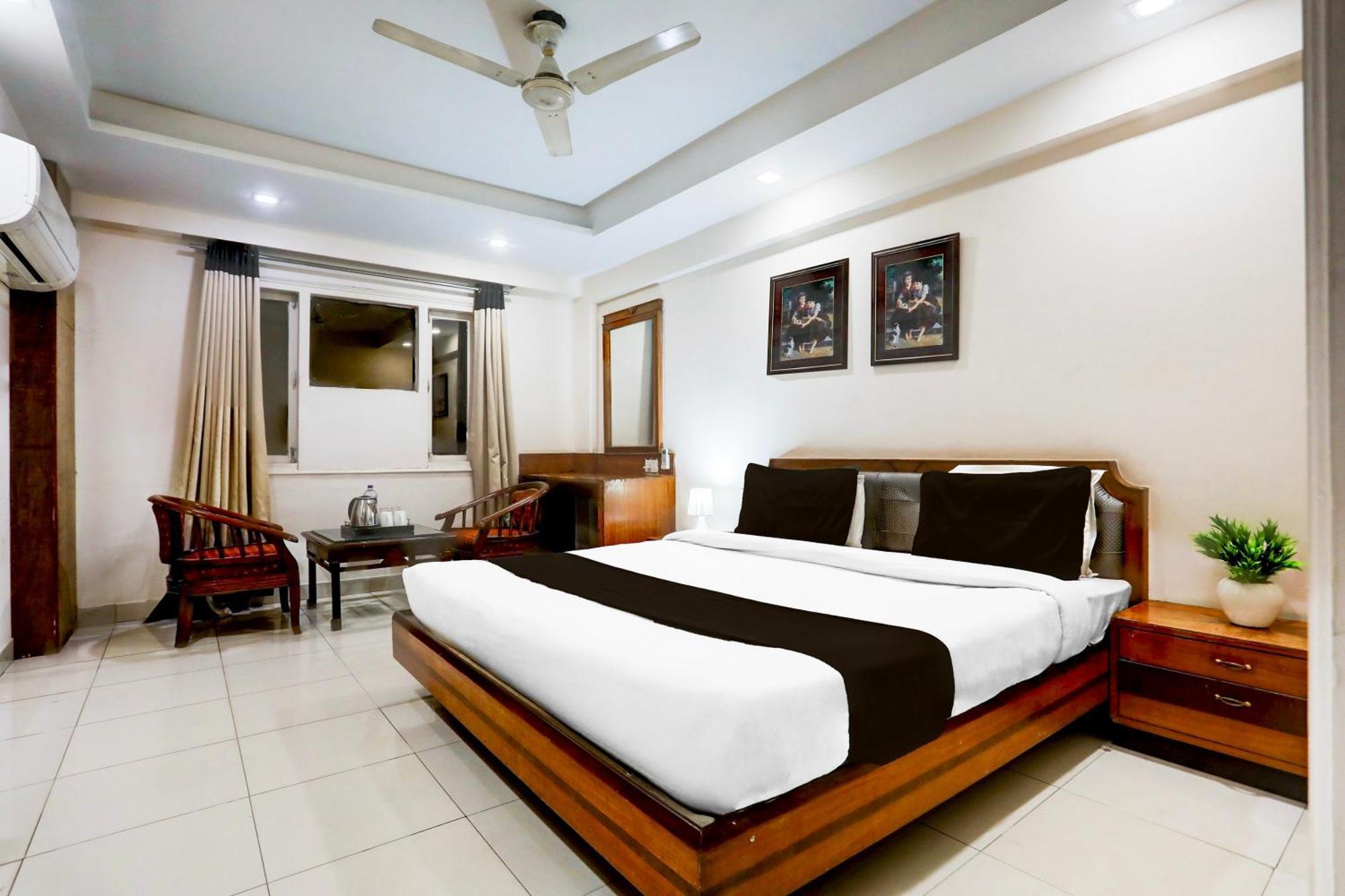 Super Townhouse Padav Square Gwalior Formerly Hotel Shelter מראה חיצוני תמונה