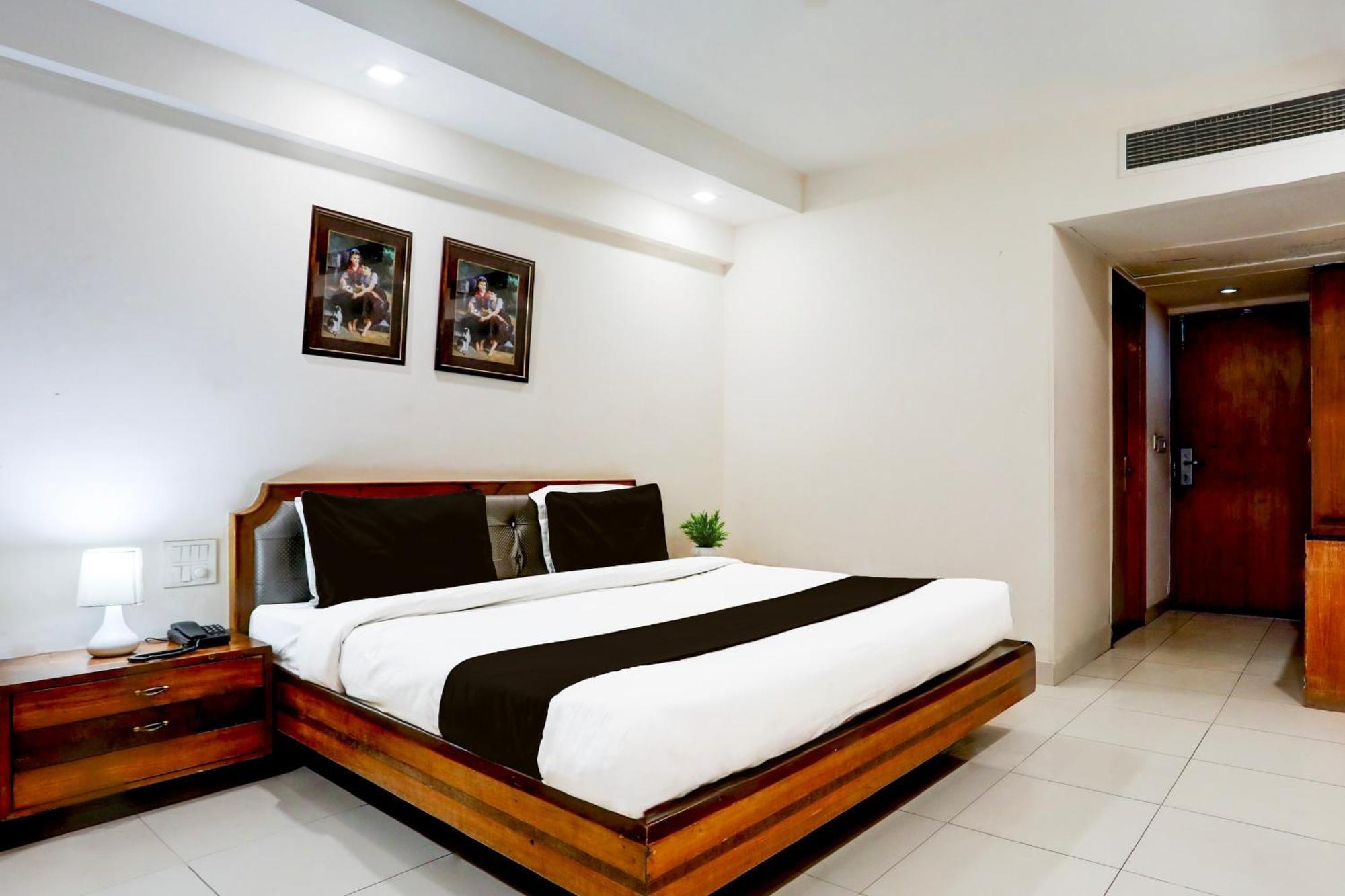 Super Townhouse Padav Square Gwalior Formerly Hotel Shelter מראה חיצוני תמונה