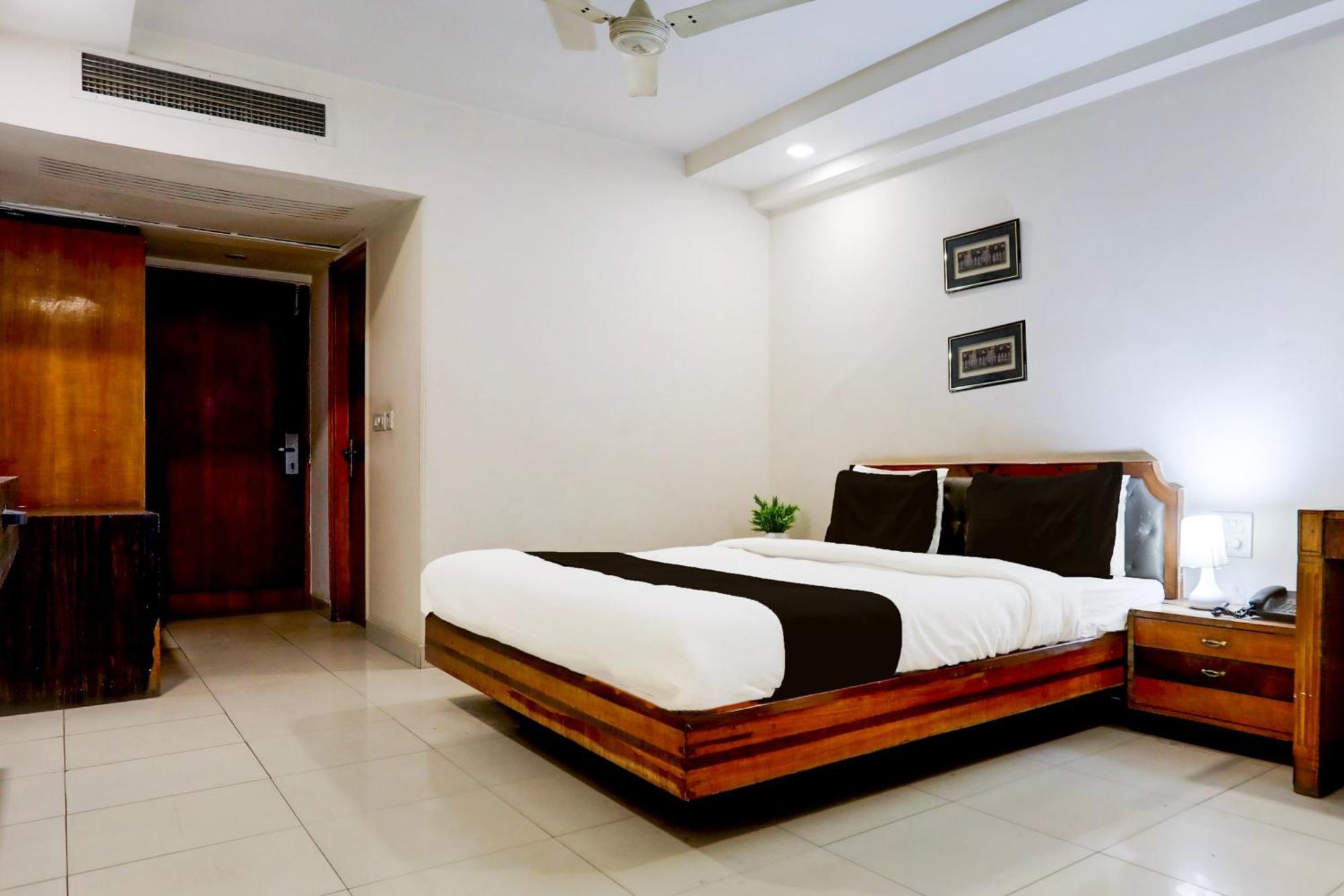 Super Townhouse Padav Square Gwalior Formerly Hotel Shelter מראה חיצוני תמונה