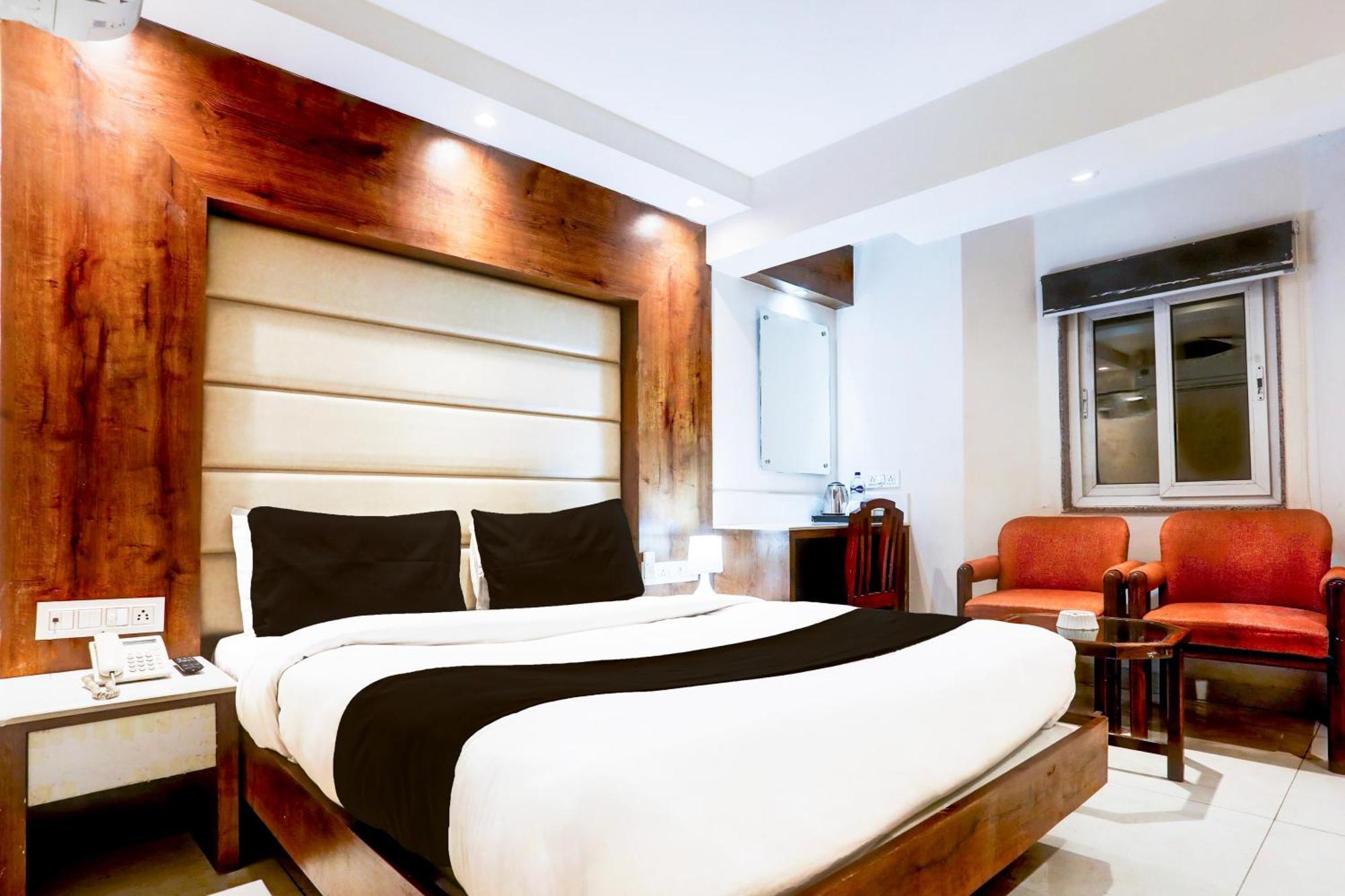 Super Townhouse Padav Square Gwalior Formerly Hotel Shelter מראה חיצוני תמונה