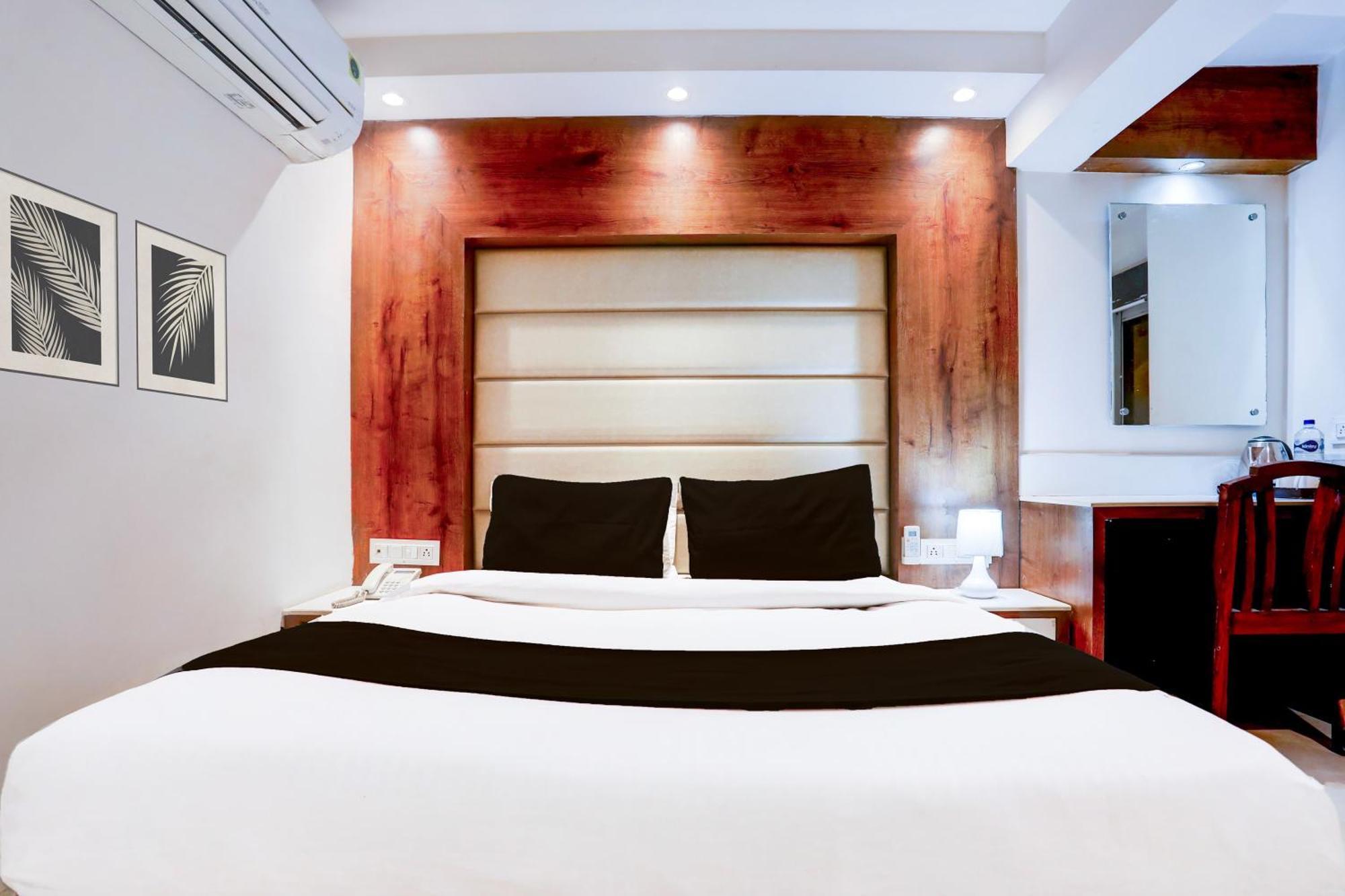 Super Townhouse Padav Square Gwalior Formerly Hotel Shelter מראה חיצוני תמונה