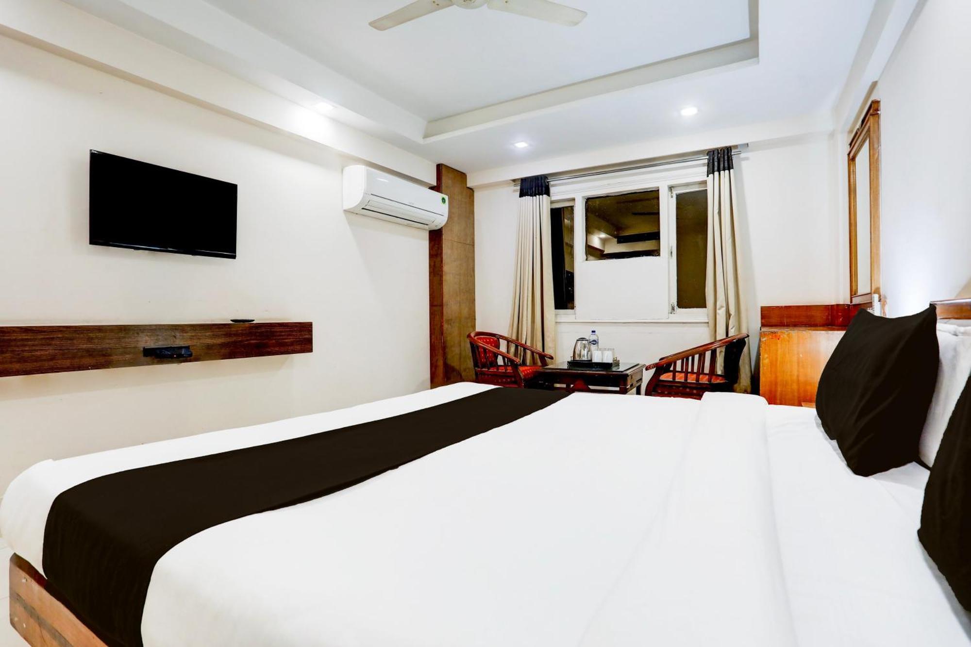 Super Townhouse Padav Square Gwalior Formerly Hotel Shelter מראה חיצוני תמונה