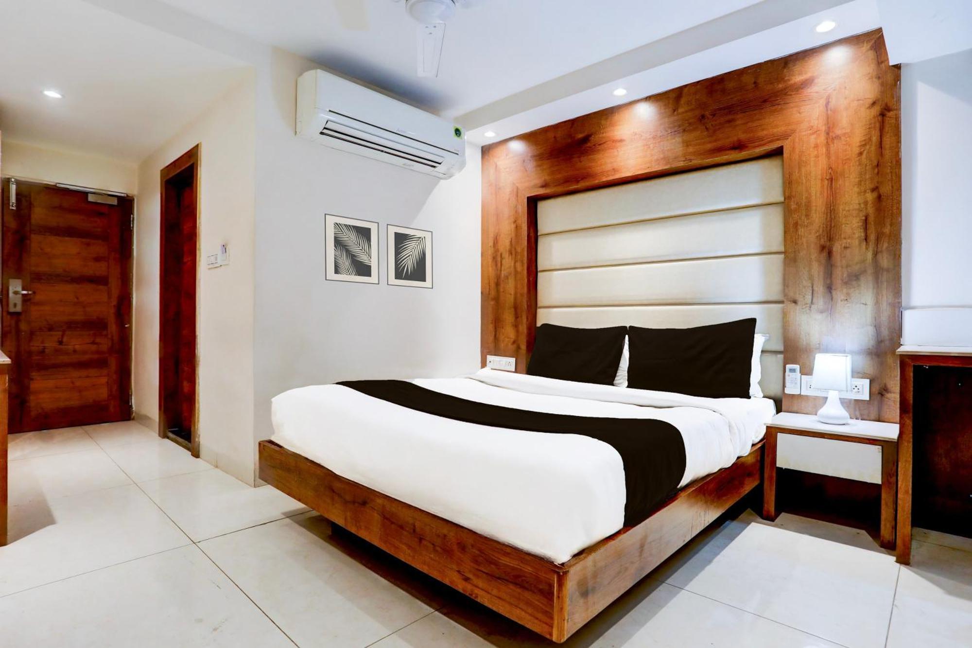 Super Townhouse Padav Square Gwalior Formerly Hotel Shelter מראה חיצוני תמונה