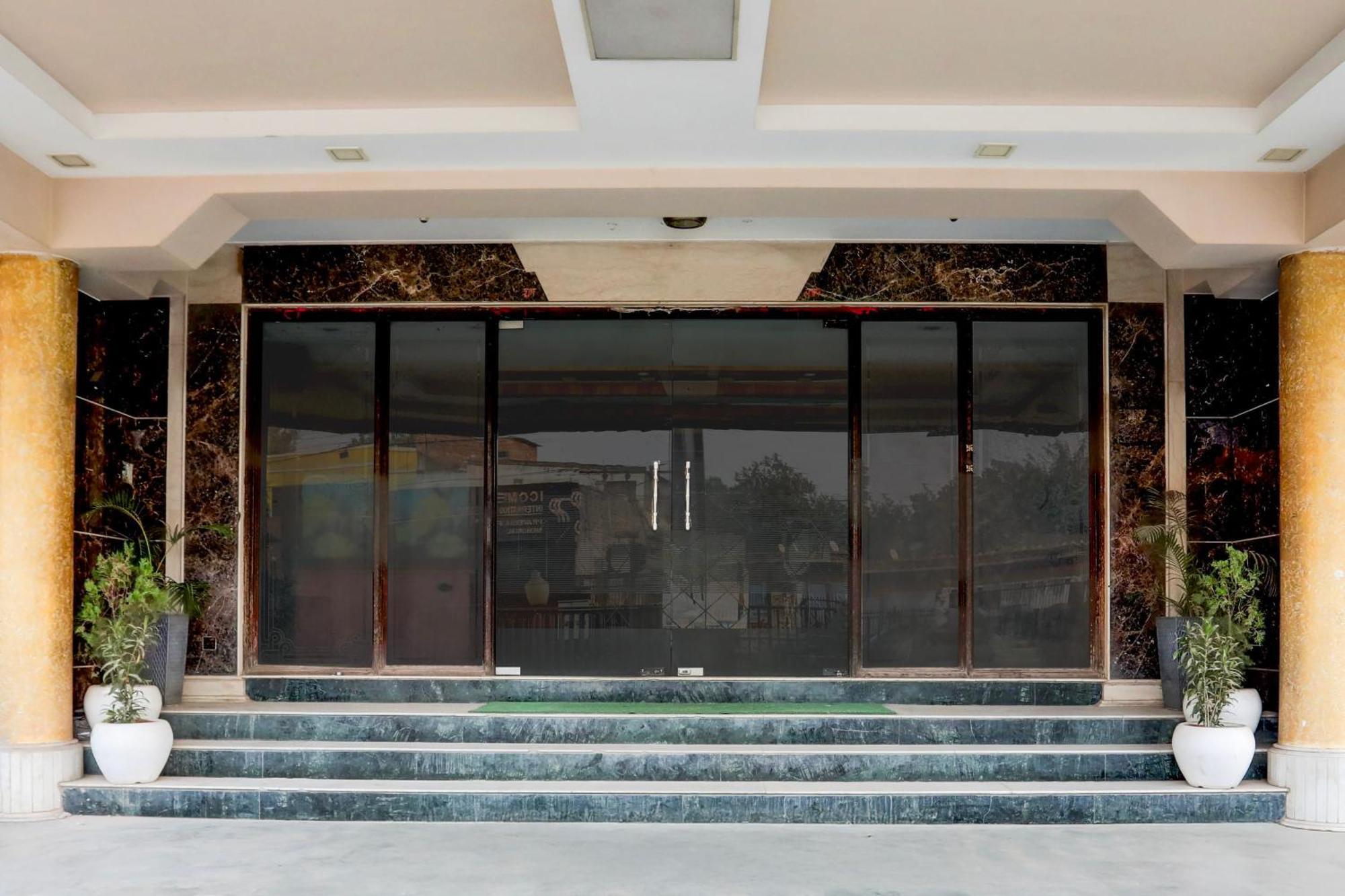 Super Townhouse Padav Square Gwalior Formerly Hotel Shelter מראה חיצוני תמונה