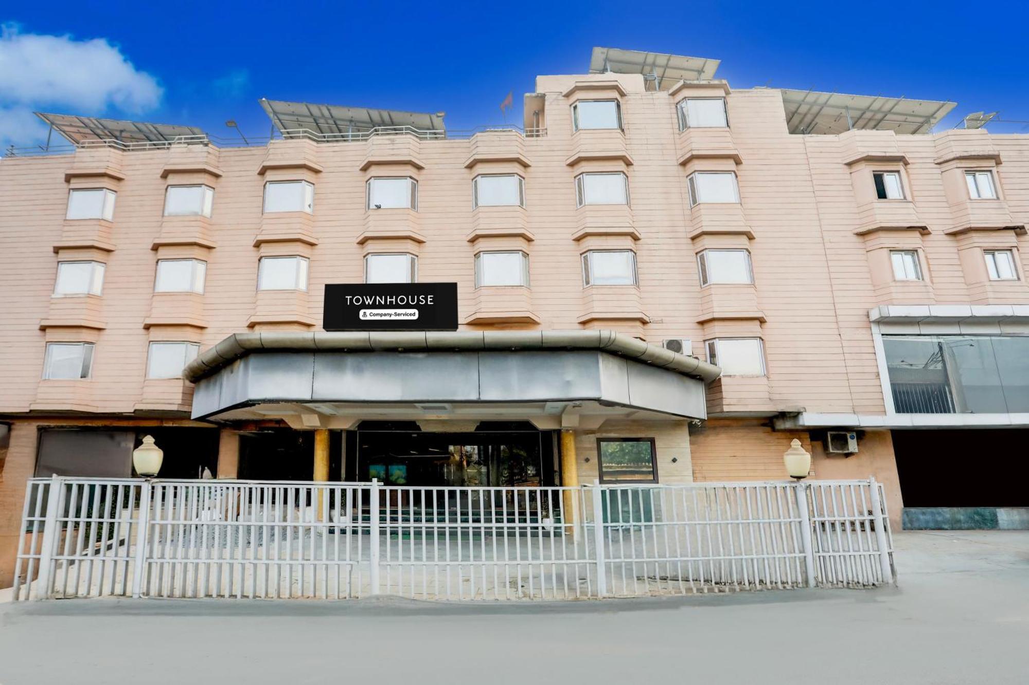 Super Townhouse Padav Square Gwalior Formerly Hotel Shelter מראה חיצוני תמונה