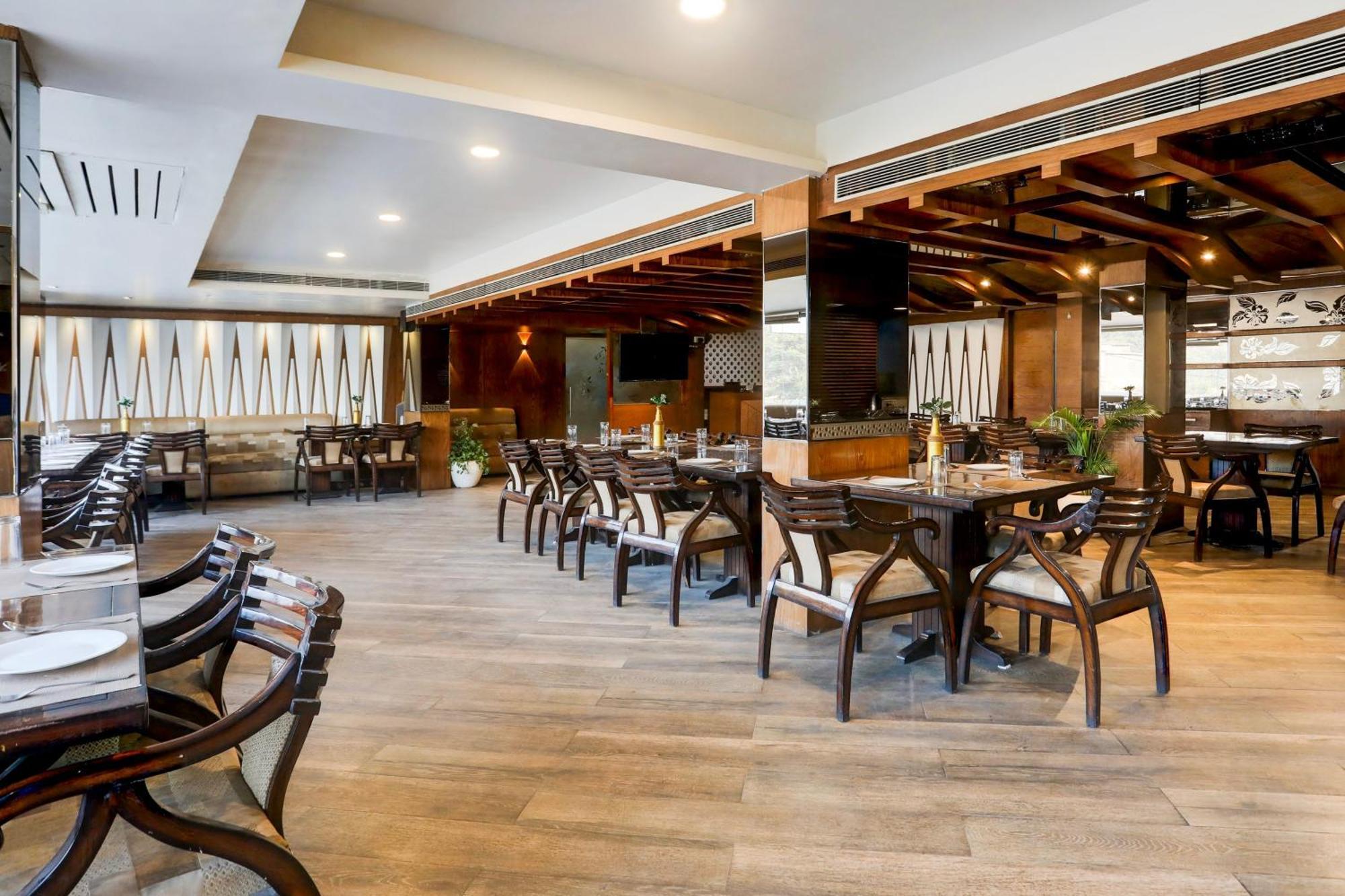 Super Townhouse Padav Square Gwalior Formerly Hotel Shelter מראה חיצוני תמונה