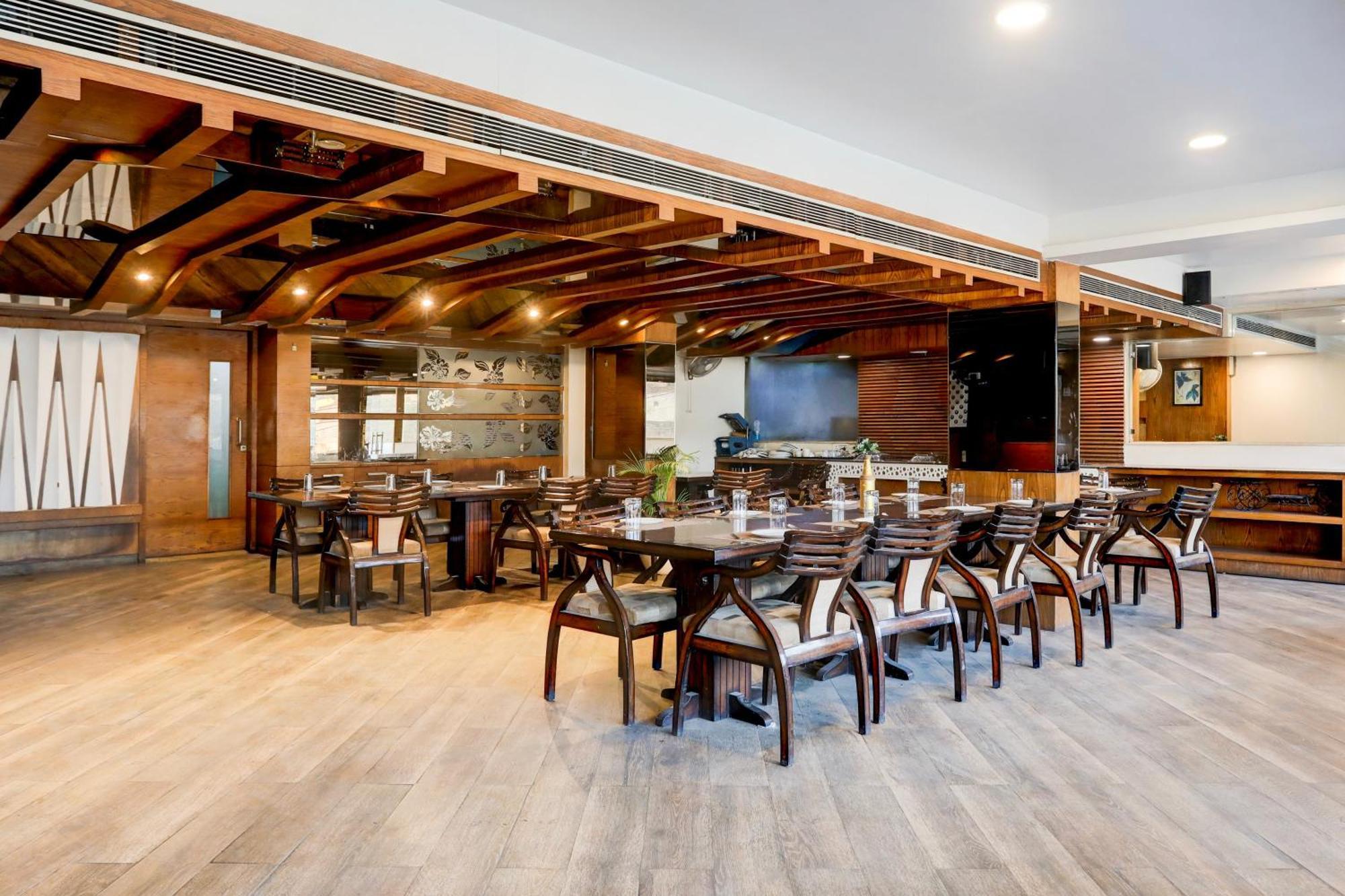 Super Townhouse Padav Square Gwalior Formerly Hotel Shelter מראה חיצוני תמונה