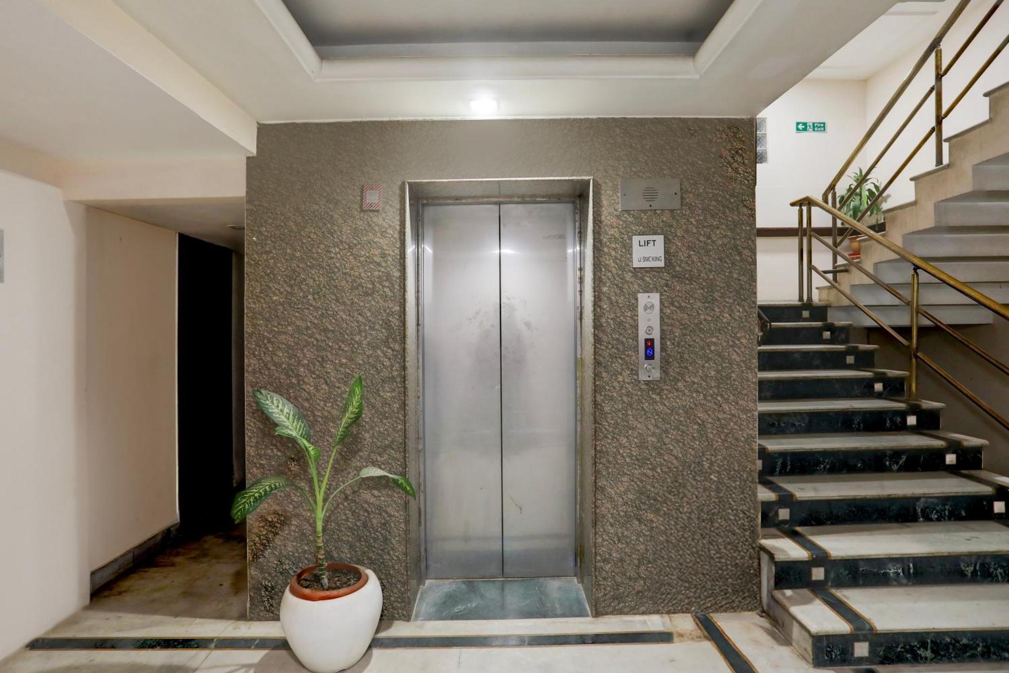 Super Townhouse Padav Square Gwalior Formerly Hotel Shelter מראה חיצוני תמונה